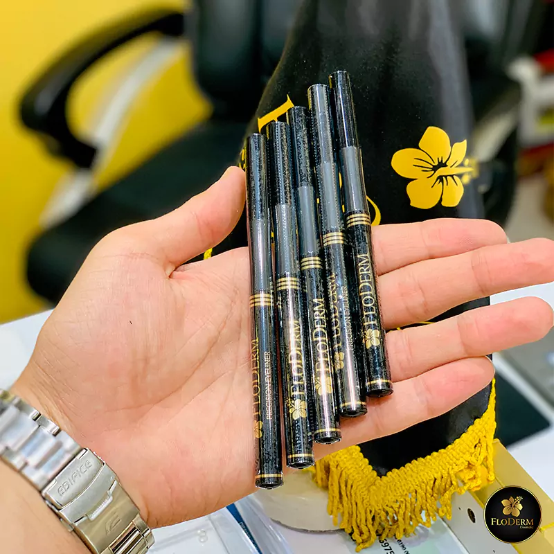 خط چشم ماژیکی برند فلودرم